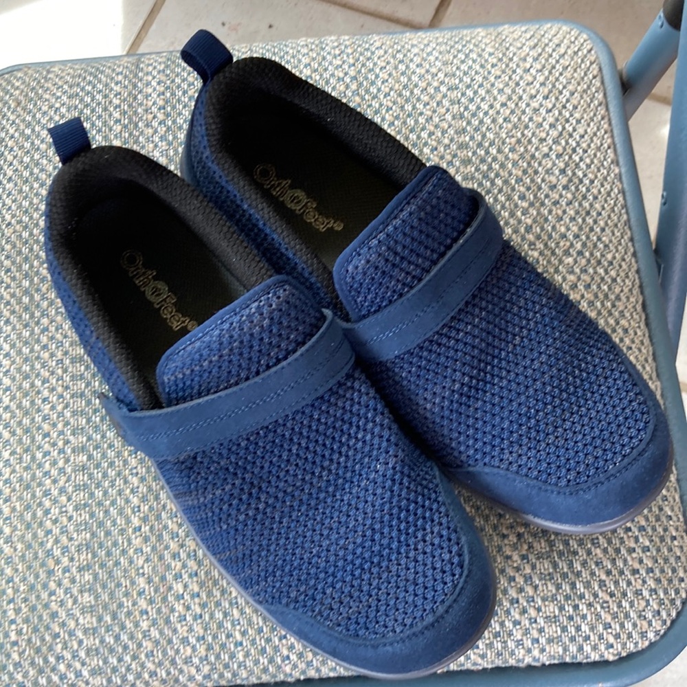Women’s size 10Wide Orthofeet shoes.